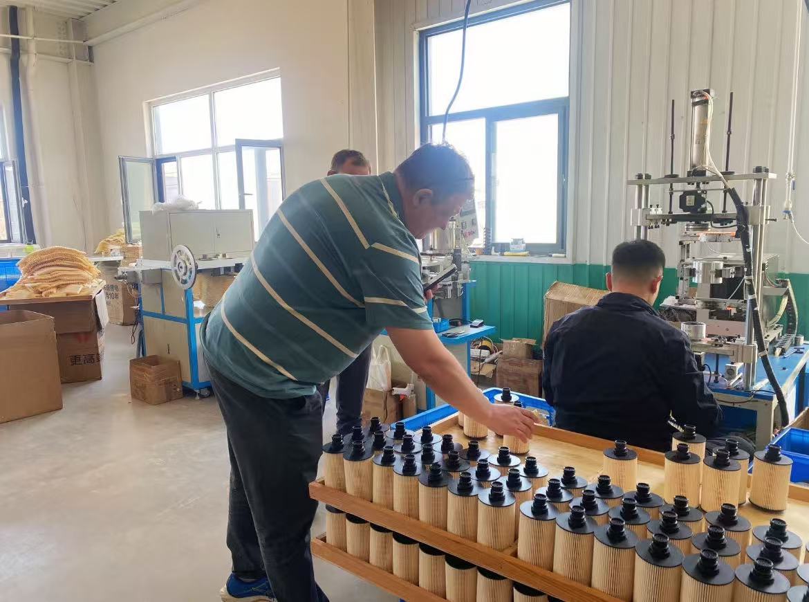 Krievijas klienti apmeklē Guohao filtru rūpnīcu
